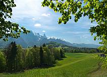Blick vom Strättlighügel zur imposanten Stockhorn-Bergkette. (bei Klick vergrösserte Ansicht Bild)