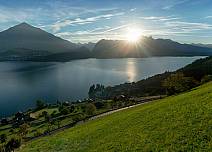 Aussicht von Schwanden aus: die Region Thunersee mit Niesen und der Stockhornkette im Gegenlicht der Sonne.  (bei Klick vergrösserte Ansicht Bild)