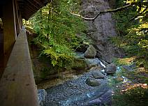 Auf der Gemeindegrenze von Eriz und Horrenbach: Blick über das Geländer der Koppisbrücke in die Schlucht mit dem Flusslauf der Zulg. (bei Klick vergrösserte Ansicht Bild)