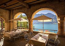 Der Aussenbereich des Restaurants bietet eine einmalige Sicht auf den Thunersee.  (bei Klick vergrösserte Ansicht Bild)