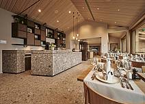 Blick in das moderne und trotzdem heimelige Restaurant der Beatushöhlen. (bei Klick vergrösserte Ansicht Bild)