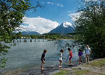 Spass für die ganze Familie ist auch am und im Wasser möglich, wie diese vor der imposanten Kulisse des Niesens spielenden Kinder am flachen Ufer des Thunersees zeigen.  (bei Klick vergrösserte Ansicht Bild)