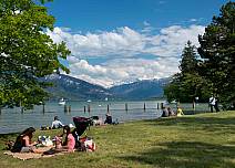 Im Bonstettenpark gehen Naturerlebnis und Erholung am Wasser Hand in Hand. Verbunden sind sie mit einem grandiosen Ausblick auf den Thunersee und die Alpen.  (bei Klick vergrösserte Ansicht Bild)