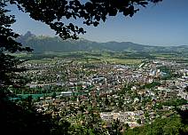 Ein Ort zum Verweilen: Blick vom Aussichtspunkt Rabenfluh mit seinen Grillstellen auf die Stadt Thun sowie die Stockerhornkette und den Gurnigel. (bei Klick vergrösserte Ansicht Bild)
