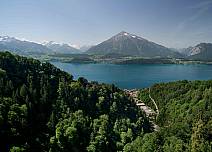 Mitten auf der Brücke eröffnet sich ein wunderbares Panorama auf Gunten, den Thunersee mit dem Niesen im Zentrum. (bei Klick vergrösserte Ansicht Bild)