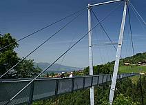 Beliebter Ausflugsort für Gross und Klein: Die Panoramabrücke zwischen Aeschlen und Sigriswil. Sie 340 Meter lang und bis zu 180 Meter über dem Boden der Gummischlucht. (bei Klick vergrösserte Ansicht Bild)