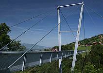 Beliebter Ausflugsort für Gross und Klein: Die Panoramabrücke zwischen Aeschlen und Sigriswil. Sie 340 Meter lang und bis zu 180 Meter über dem Boden der Gummischlucht. (bei Klick vergrösserte Ansicht Bild)