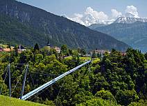 Monumental und praktisch: Die Panorama-Hängebrücke verbindet die Dörfer Aeschlen und Sigriswil. Sie bietet zudem ein unvergleichlich schönes Panorama und einen einmaligen Einblick in die Gummischlucht.  (bei Klick vergrösserte Ansicht Bild)