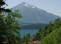 Unterwegs zur Gummischlucht: Blick auf den Thunersee und den imposanten Niesen. (bei Klick vergrösserte Ansicht Bild)