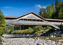 Der Brodhüsisteg erinnert mit seinen markanten, zusammengeführten Holzpfeilern an ein Hausdach. (bei Klick vergrösserte Ansicht Bild)