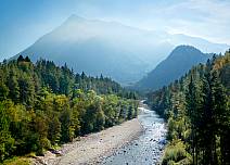Auf der Brücke geniesst man den Ausblick auf die Simme und den mächtigen Niesen. (bei Klick vergrösserte Ansicht Bild)