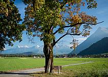 Auf dem weiten Plateau nach Reutigen lässt sich auf einem Ruhebänklein die Aussicht auf den Niesen und die Berner Alpen mit Eiger, Mönch und Jungfrau wunderbar geniessen.  (bei Klick vergrösserte Ansicht Bild)