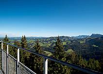 Blick Richtung Emmental: Auf der 16 Meter über Boden liegenden Aussichtsplattform hat man eine wunderbare Rundumsicht. (bei Klick vergrösserte Ansicht Bild)