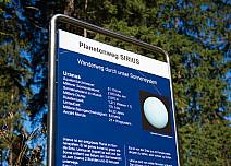 «Uranus» als Kreuzpunkt: Teile der Wanderstrecke führen über den Planetenweg Sirius. (bei Klick vergrösserte Ansicht Bild)