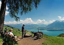 Doppelter Genuss sind den Wanderinnen und Wanderern garantiert: eine wunderbare Aussicht sowie eine Feuerstelle für Grilladen oder die obligate «Wanderwurst» warten beim «Niesenbänkli». (bei Klick vergrösserte Ansicht Bild)