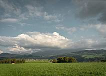 Turbulent anmutender Himmel über den weiten grünen Wiesen. (bei Klick vergrösserte Ansicht Bild)