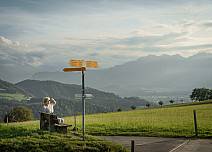 Einen Moment der Musse beim Chrüzweg: Marschhalt unterwegs mit Ausblick auf die Stockhornkette und die Region Thun. (bei Klick vergrösserte Ansicht Bild)