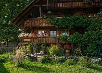 Gute alte Handwerkskunst: typisches Bauernhaus aus Holz bei Heimenschwand. (bei Klick vergrösserte Ansicht Bild)