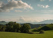 Wie auf einem Gemälde: Wolkenspiel über grünen Wiesen und Wäldern – unterwegs von Heimenschwand Richtung Steffisburg.  (bei Klick vergrösserte Ansicht Bild)