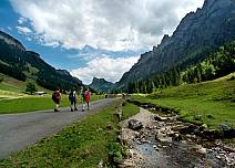 Neben talwärts fliessenden Bächlein und im Angesicht der Sieben Hengste geht es auf Hartbelag ins Justistal. (bei Klick vergrösserte Ansicht Bild)