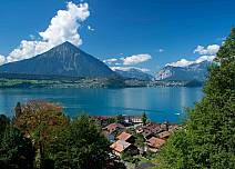 Blick zurück auf Merligen, den Thunersee und den Niesen. Der Aufstieg hinauf ins Justistal ist steil, die Mühen werden aber mit wunderbaren Aussichten auf die Region belohnt. (bei Klick vergrösserte Ansicht Bild)