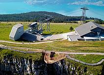 Blick auf die Bergstation der Gruppen-Umlaufbahn auf dem Niederhorn. (bei Klick vergrösserte Ansicht Bild)