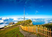 Auf dem Niederhorn – das Bergrestaurant im Hintergrund – geniesst man herrliche Ausblicke. (bei Klick vergrösserte Ansicht Bild)