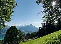 Lichtzauber mit Blick auf den Niesen: bei dieser Wanderung keine Seltenheit. (bei Klick vergrösserte Ansicht Bild)