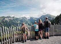 Familie geniesst die Aussicht auf dem Gratweg Richtung Justistal (bei Klick vergrösserte Ansicht Bild)