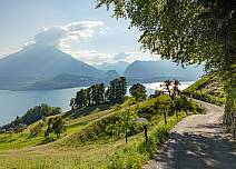 Beim Wandern auf Hartbelag kann man die wunderschöne Aussicht auf den Thunersee und den wolkenverhangenen Niesen in vollen Zügen geniessen. (bei Klick vergrösserte Ansicht Bild)
