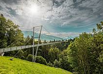 Ein weiterer markanter Wegpunkt: die Panoramabrücke von Aeschlen nach Sigriswil. Sie wird ihrem Namen gerecht, bietet sie doch einen herrlichen Ausblick auf die Region Thunersee und die Berner Alpen. (bei Klick vergrösserte Ansicht Bild)