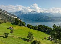 Bei Endorf eröffnet sich ein herrlicher Ausblick auf weite Wiesen, den Thunersee und die Oberländer Berge. (bei Klick vergrösserte Ansicht Bild)