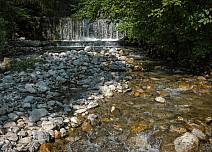 Kleiner Wasserfall im Grönbach. Der Wasserlauf begleitet die Wandernden bis hinunter zum Ziel der Wanderung: das Palmendorf Merligen. (bei Klick vergrösserte Ansicht Bild)