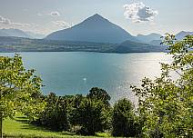 Der Niesen ist ein treuer Weggefährte in der Ferne, wie der Thunersee auch.  (bei Klick vergrösserte Ansicht Bild)