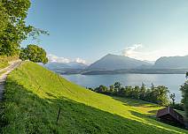 Auf dem Weg nach Aeschlen geniessen Wanderer einmal mehr eine herrliche Aussicht auf den Thunersee und den Niesen. (bei Klick vergrösserte Ansicht Bild)