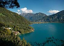 Auf dem Wanderweg im Wald schweift der Blick Richtung Sundlauenen sowie auf den Thunersee und das Bödeli. (bei Klick vergrösserte Ansicht Bild)