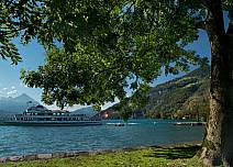Nahe am See, auf dem das Kursschiff der BLS verkehrt: Zwischenstopp bei Neuhaus. (bei Klick vergrösserte Ansicht Bild)