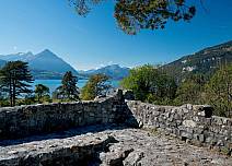Auf der Burgruine geniesst man einen wunderbaren Ausblick auf den Thunersee, den Niesen und die Stockhornkette. (bei Klick vergrösserte Ansicht Bild)