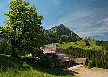 Einladend für eine kleine Pause: einer von zahlreichen ortstypischen Alpwirtschaftsbetrieben. (bei Klick vergrösserte Ansicht Bild)