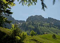 Saftige Wiesen und markantes Gestein: Blick unterwegs über saftige Wiesen hin zur Nordseite des Hohgants. (bei Klick vergrösserte Ansicht Bild)