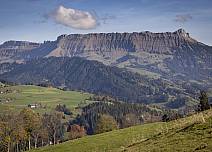 Unterwegs auf dem Schallenberg haben Wandernde eine wunderbare Aussicht, wie hier auf die Schrattenfluh-Nordwestflanke mit Hengst und den Schibengütsch. (bei Klick vergrösserte Ansicht Bild)