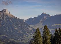 Blick auf den Schibengütsch und das Brienzer Rothorn. (bei Klick vergrösserte Ansicht Bild)