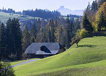Wunderbare Fernsicht: Zwischen den Hügeln mit den typischen Emmentaler Bauernhäusern ist in der Ferne das Stockhorn zu sehen.  (bei Klick vergrösserte Ansicht Bild)
