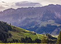 Auf dem Weg hinab nach Kemmeribodenbad zeigt sich das imposante Hohgantmassiv. (bei Klick vergrösserte Ansicht Bild)