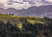 Unterwegs zeigt sich die ferne Berglandschaft und die sattgrünen Hügel des Emmentals im Lichtspiel von Sonne und Wolken. (bei Klick vergrösserte Ansicht Bild)
