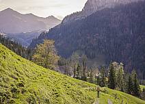 Unterwegs über Weideland hinab Richtung Kemmeribodenbad erhascht man auch einen Blick auf das Tannhorn und Ällgäuwhoren. (bei Klick vergrösserte Ansicht Bild)