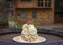 Marschhalt im Kemmeribodenbad. Das Gastlokal ist weit über die Region bekannt für ihre Meringues und Dessert-Kreationen. (bei Klick vergrösserte Ansicht Bild)