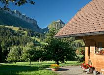 Schmuckes Häuschen im Eriz mit Blick auf die Sichel, den Passübergang zwischen Burst und Sieben Hengsten. (bei Klick vergrösserte Ansicht Bild)