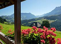 Immer wieder können prächtige Aussichten an wunderbaren, mit Blumen geschmückten Orten genossen werden. (bei Klick vergrösserte Ansicht Bild)