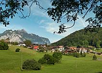 Aus dem Wald unterwegs über grüne Wiesen nach Spiezmoos und den Spiezberg.  (bei Klick vergrösserte Ansicht Bild)